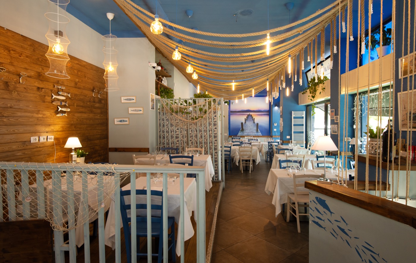 L'atmosfera dell'Osteria al Piccolo Molo